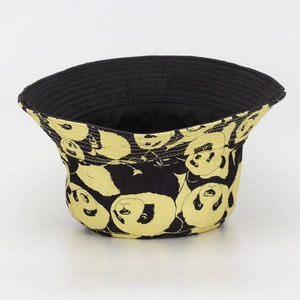 Detalle de un sombrero de pescador reversible con estampado de panda y forro negro