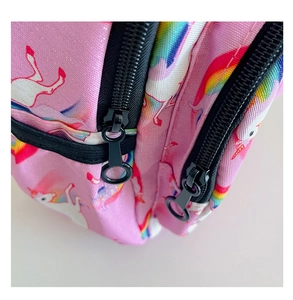 Detalle de mochila rosa de unicornio mostrando cremalleras dobles y tela estampada
