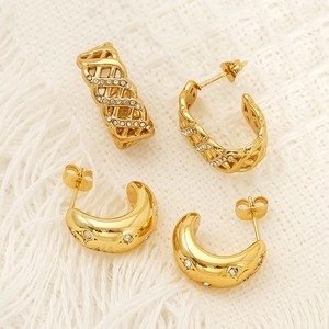 Gold C-shape hollow mesh earrings and star-textured huggies with zircon inlays