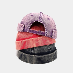 Bonnets docker en denim délavé empilés en violet, rouge et gris avec boucle métallique réglable