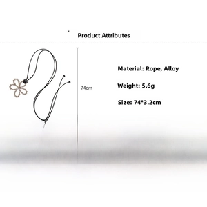 Détail du collier pendentif fleur évidée avec cordon et dimensions techniques précises