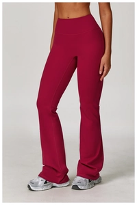 Détail du pantalon de yoga évasé taille haute rouge foncé en tissu élastique mat de qualité