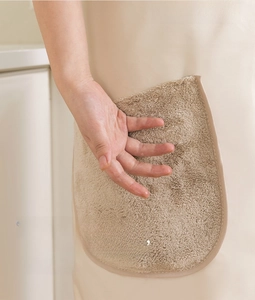 Detail of waterproof beige kitchen apron featuring side coral fleece hand-wipe pockets