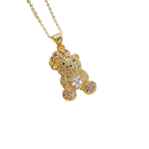 Pendentif ours à couronne dorée avec zircon en cœur et sertissage de diamants pavés