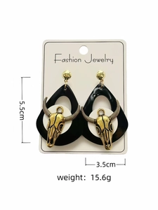 Pendientes retro de cabeza de toro con 5,5 cm de largo y detalles de medida.
