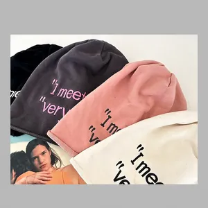 Berretti in maglia chic con ricamo di lettere in nero grigio rosa e beige
