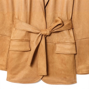 Giacca da donna in finto scamosciato cammello con cintura e tasche con patta moda