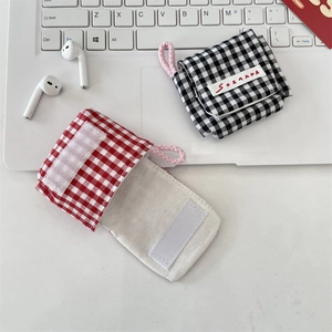 Minifunda de tela a cuadros para auriculares con solapa y cordón rosa