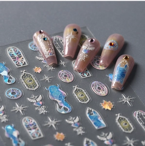 Détail macro de stickers holographiques pour ongles avec motifs mystiques d'étoiles et de lune
