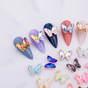 Vista macro de mariposas 3D de cristal para uñas con facetas de moca y base de oro rosa