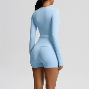 Détail de l'ensemble de yoga bleu ciel à manches longues et short à taille haute