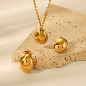 Set di gioielli minimalisti in acciaio inossidabile dorato con collana e orecchini a perno