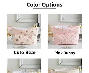 Détail de la trousse à maquillage matelassée avec motifs d'ours et de lapin rose mignons