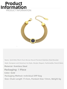 Détail du bracelet chaîne à maille dorée avec un médaillon noir et un fermoir réglable