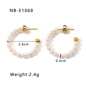 Détail des boucles d'oreilles dorées en C de 2,6 cm avec perles blanches et poids 2,4g