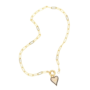 Détail du collier à maillons dorés avec pendentif cœur en cristal et logo V doré