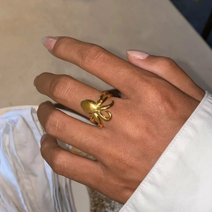 Dettaglio dell'anello a forma di polpo dorato con design a tentacoli sulla mano