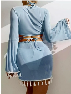 Detail des hellblauen Mesh-Sets mit weißen Baumwollfransen an den Saumkanten