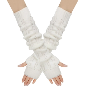 Crèmewitte gebreide armwarmers met kabelmotief en duimgaten in een lang model mouw
