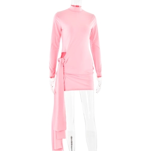 Détail d'une mini robe rose à manches longues avec découpe latérale et laçage