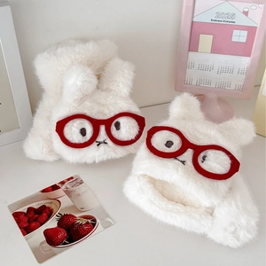 Plüsch-Hasenohren-Ohrenwärmer mit roter Brille und Stickerei in gemütlicher Umgebung