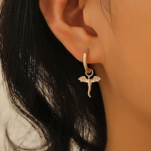 Clou d'oreille dragon doré minimaliste porté à l'oreille, vue latérale détaillée
