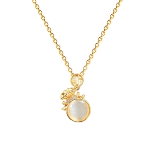 Collier sac de chance en titane doré avec pierre œil de chat blanche et caractère chinois Fu