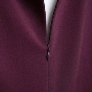 Abito smanicato con scollo a V rosso scuro con cerniera invisibile sulla schiena