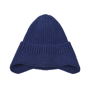 Dettaglio della maglia grossa e del design copriorecchie del berretto invernale blu navy
