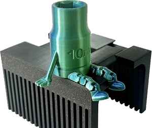 Macro di statuetta a bussola stampata in 3D con gambe in gradiente blu-verde 10m