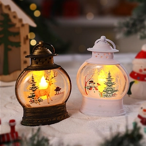 Dettaglio delle lanterne natalizie con candele LED e scene invernali di alci