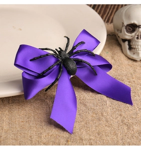 Barrette d'Halloween avec un nœud en satin violet et une petite araignée noire décorative