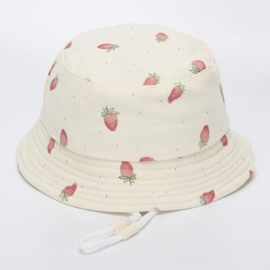 Détail d'un chapeau bob pour enfant à motif fraise et cordon réglable blanc