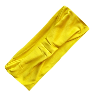 Dettaglio della fascia da yoga gialla in seta di latte elastica con design a nodo intrecciato