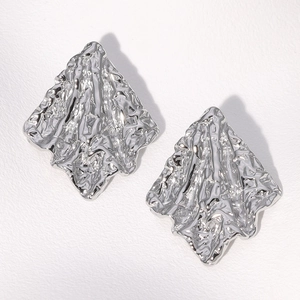 Boucles d'oreilles argentées géométriques irrégulières avec texture effet lave