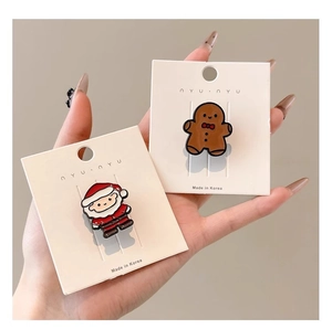 Gros plan de broches de Noël Santa et Bonhomme de pain d'épice sur leur support