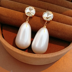 Détails des boucles d'oreilles perles en poire avec cristaux ronds montés sur or