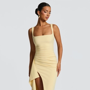 Vue détaillée de la robe jaune pâle élégante avec drapage et fente haute sexy sur le côté