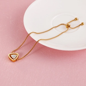 Bracelet élégant en acier titane doré avec triangle géométrique et fermoir réglable