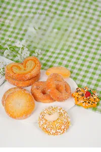 Primer plano de galletas de nuez y pretzels de PVC realistas con textura de glaseado