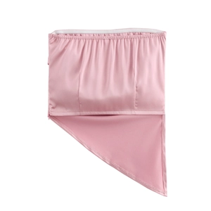 Vue détaillée du haut bustier rose avec design plissé et tissu soyeux et brillant