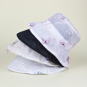 Détail de bobs en mesh avec broderie de papillons et dentelle en plusieurs couleurs