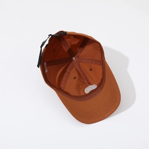 Détail de la casquette enfant séchage rapide avec maille interne et boucle réglable