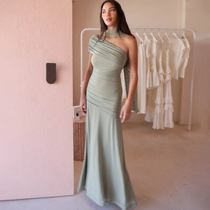 Détail de la robe plissée à une épaule vert sauge avec drapé asymétrique élégant