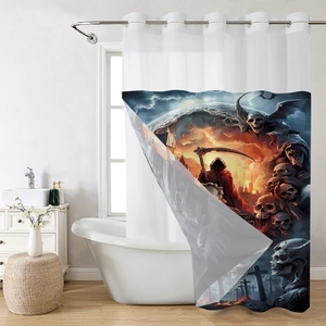 Dettaglio della tenda da doccia impermeabile con stampa gotica di mietitore e teschi