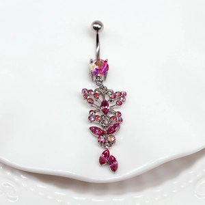 Vue détaillée d'un piercing de nombril papillon argenté avec cristaux roses