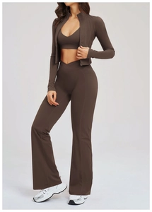 Dettaglio completo yoga 3 pezzi con giacca marrone scuro e pantaloni svasati a vita a V