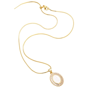 Collar de medalla Virgen María dorada con circones baguette y cadena de serpiente