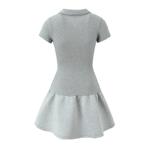Vue arrière détaillée d'une robe polo en maille grise avec texture côtelée et jupe