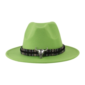 Cappello fedora in feltro verde lime con fascia etnica e testa di toro argento